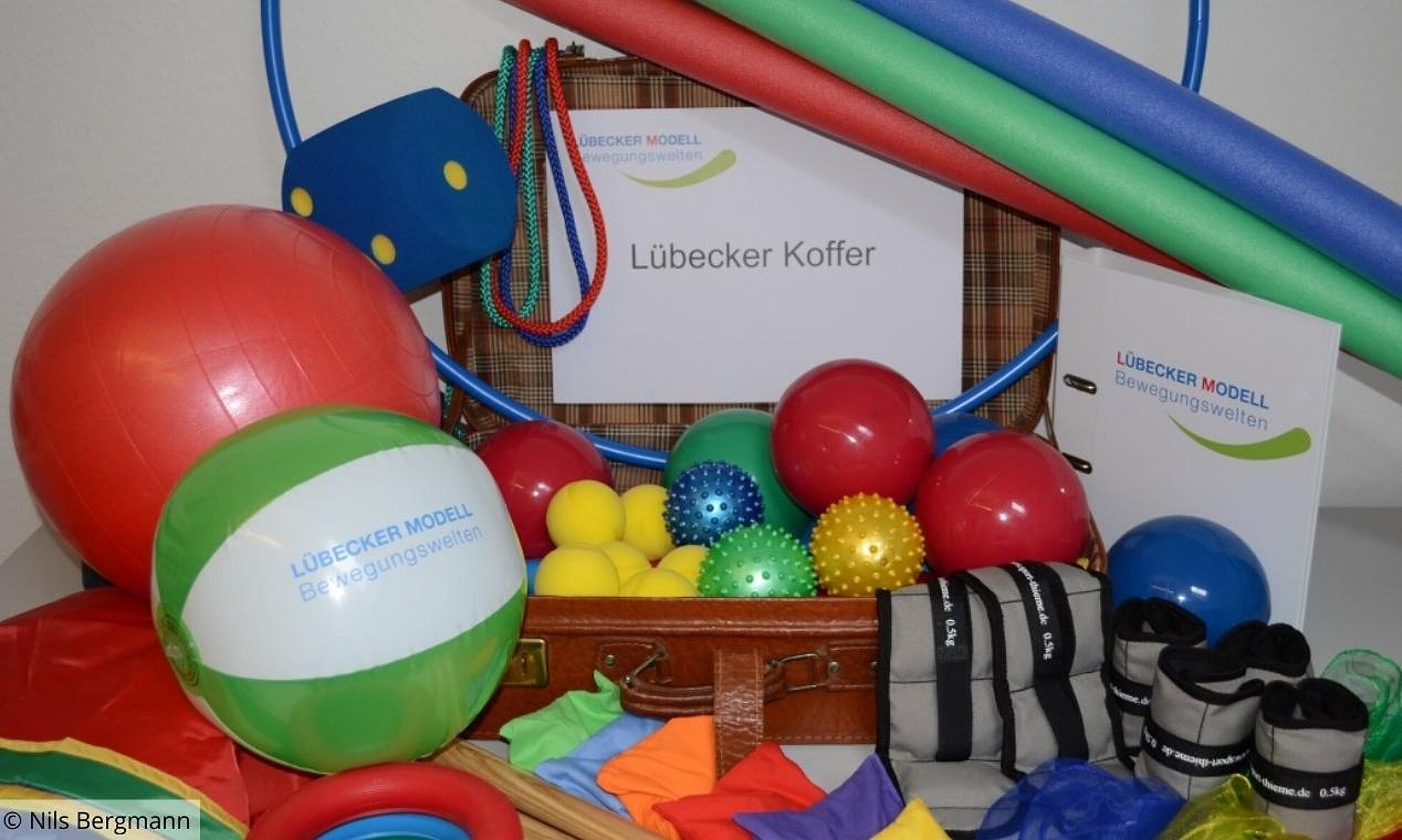 Bälle, Gewichte und Seile in einem offenen Koffer des Lübecker Modells Bewegungswelten (LMB)
