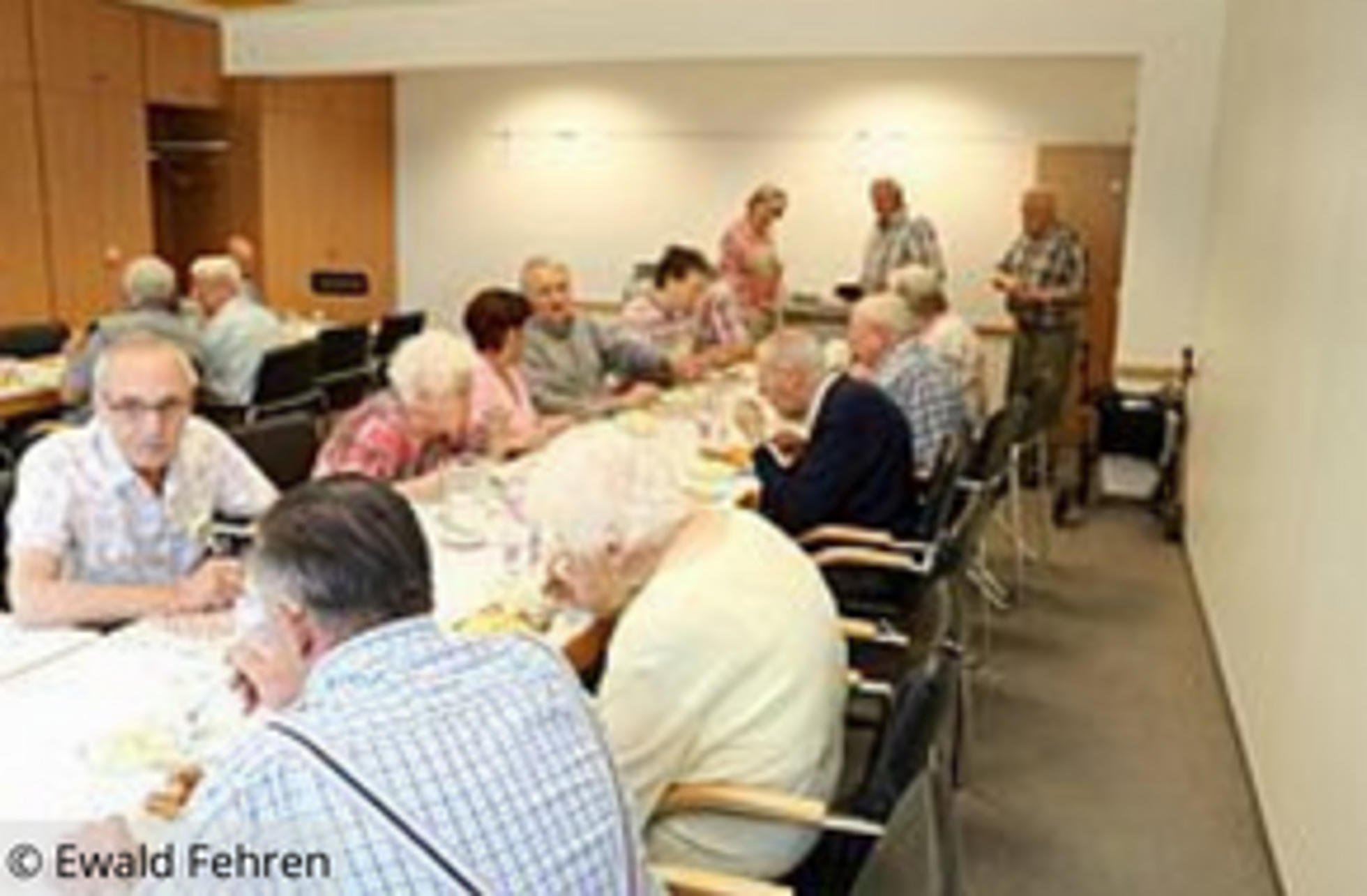 Seniorinnen und Senioren essen gemeinsam zu Mittag