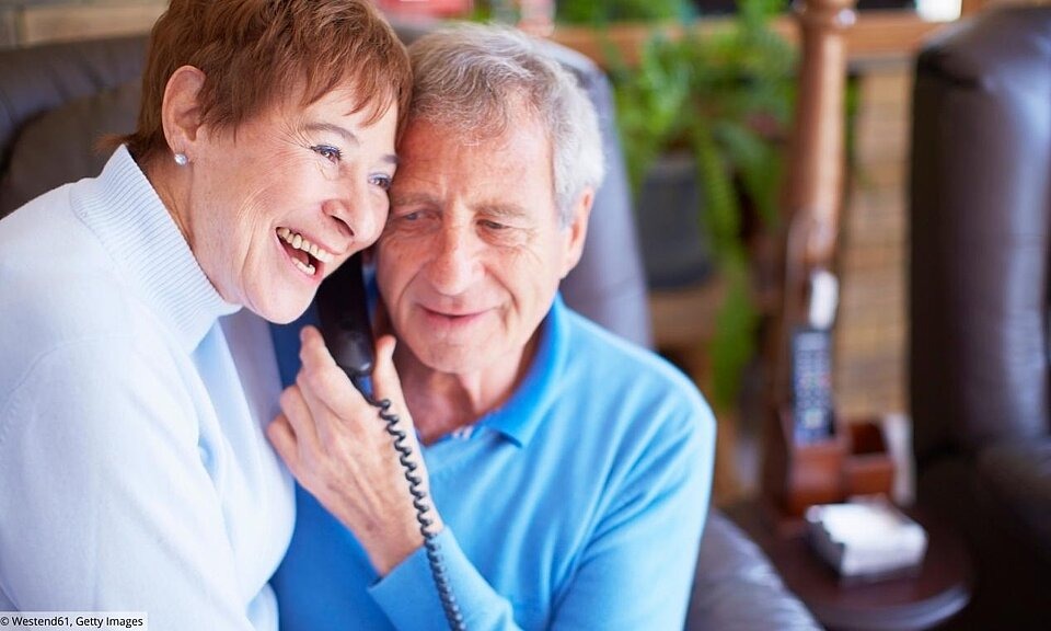 Älteres Ehepaar gemeinsam am Telefon