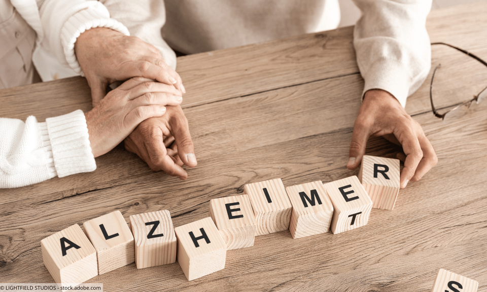 Das Wort Alzheimer wird mit Buchstaben-Klötzen gebildet