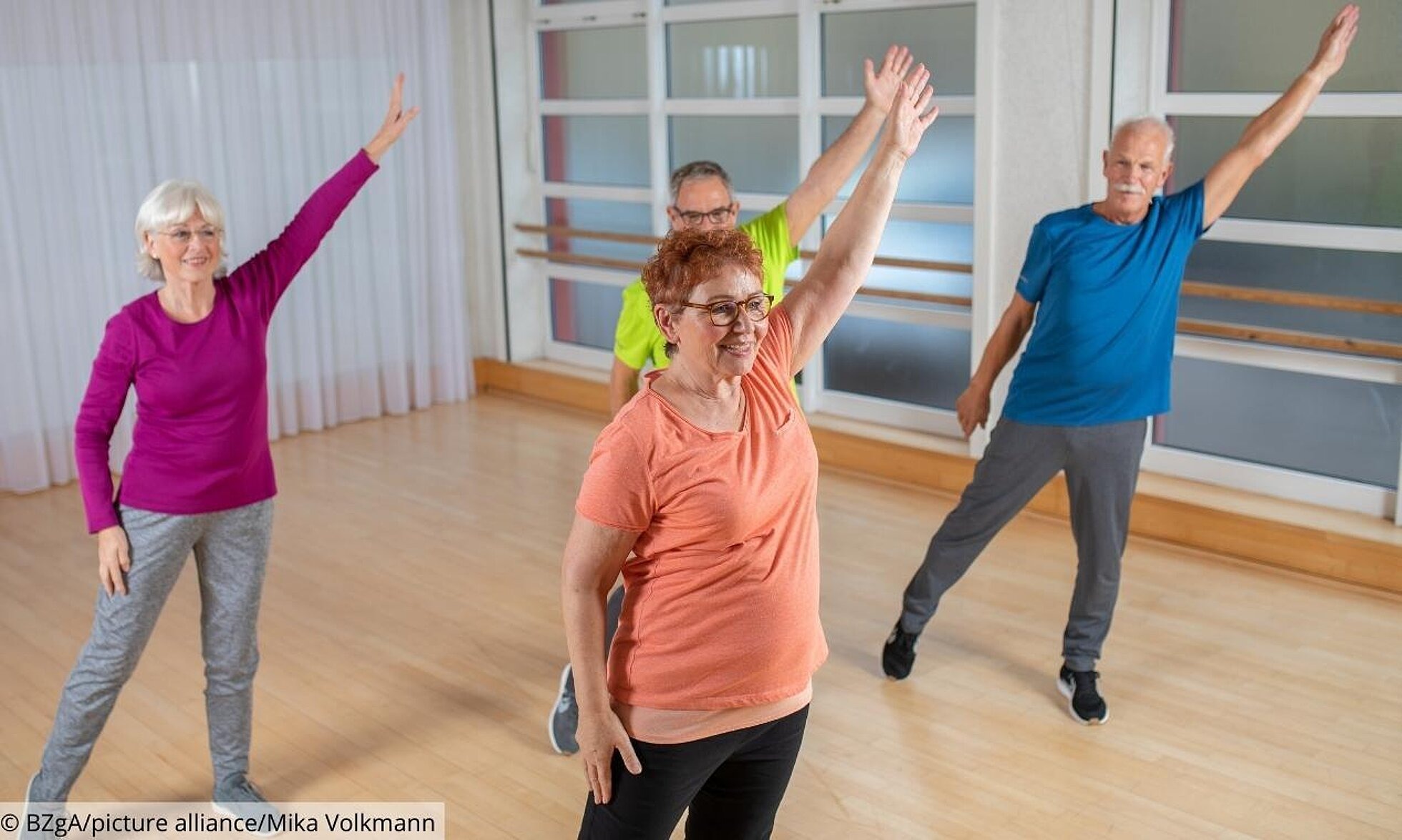 4 Senioren bei Bewegungsübungen