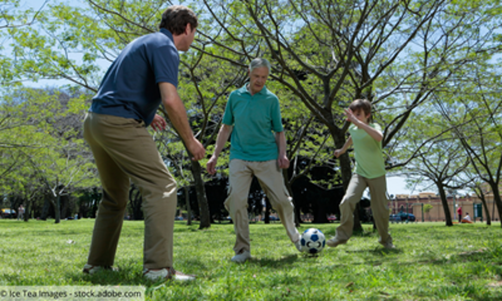 Familie spielt Fußball in der Natur