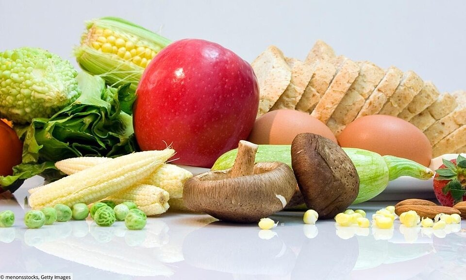 Auswahl an Gemüse, Obst, Eiern und Brot