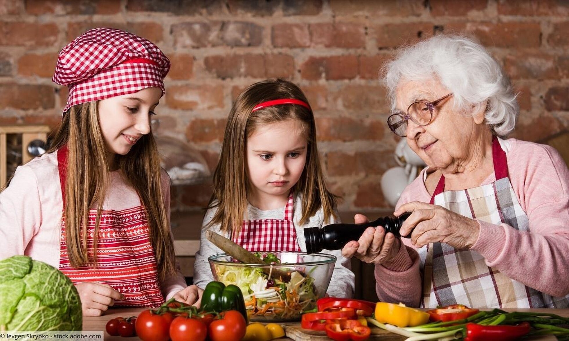 Großmutter kocht mit ihren Enkelinnen 