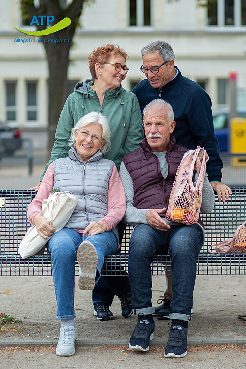 4 ältere Menschen machen Übungen beim Warten