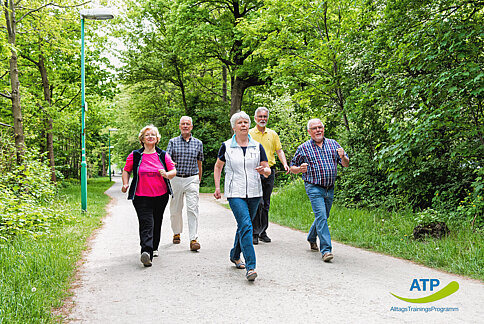 5 ältere Menschen beim Walking