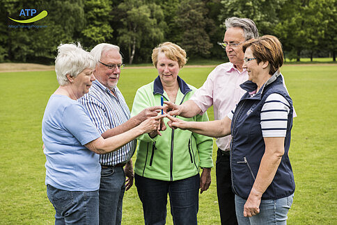 5 ältere Menschen machen eine Übung zur Koordination