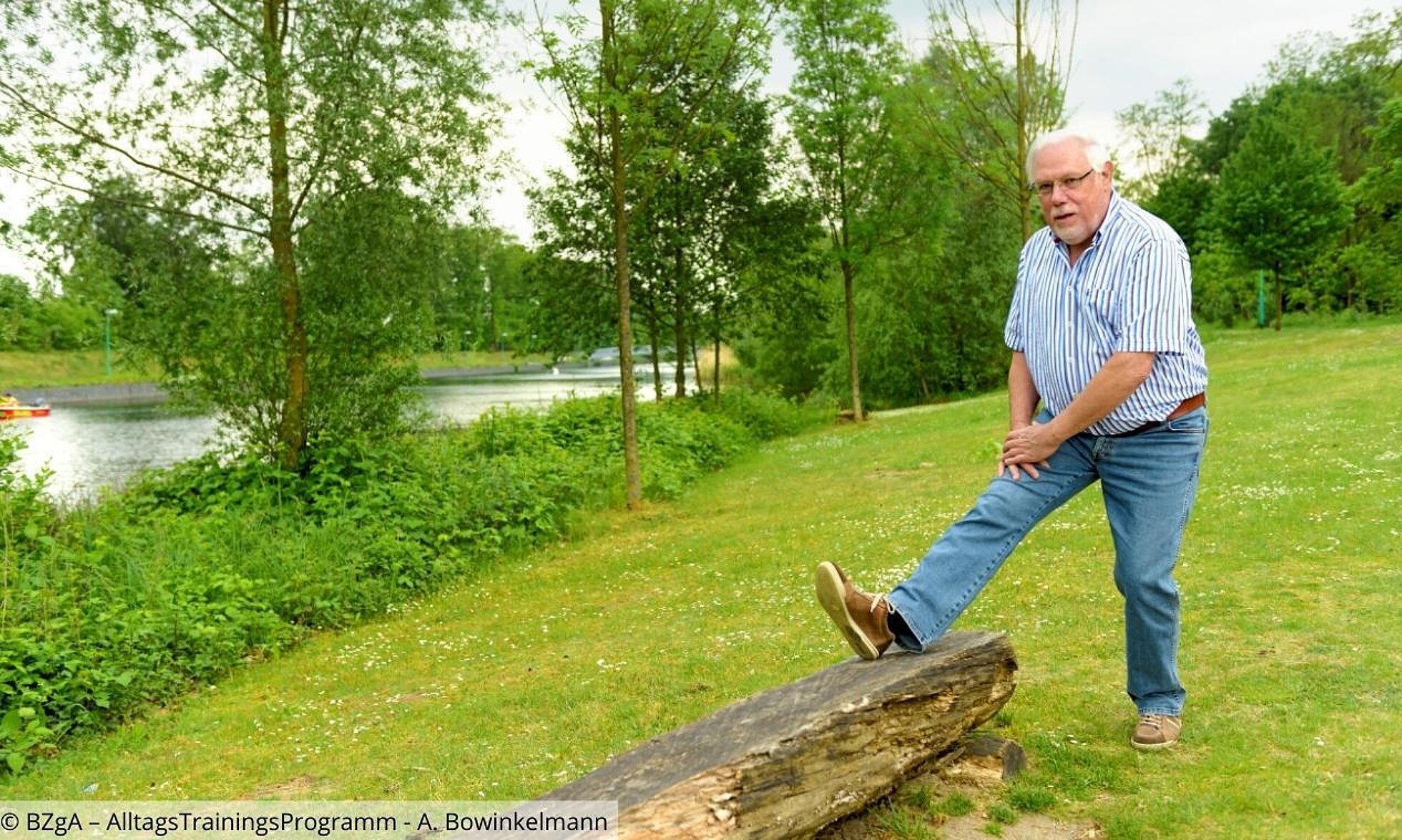 Älterer Mann bei Dehnübungen an Baumstumpf