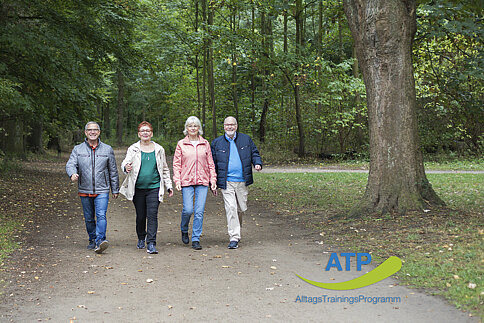 4 ältere Menschen beim Spazieren