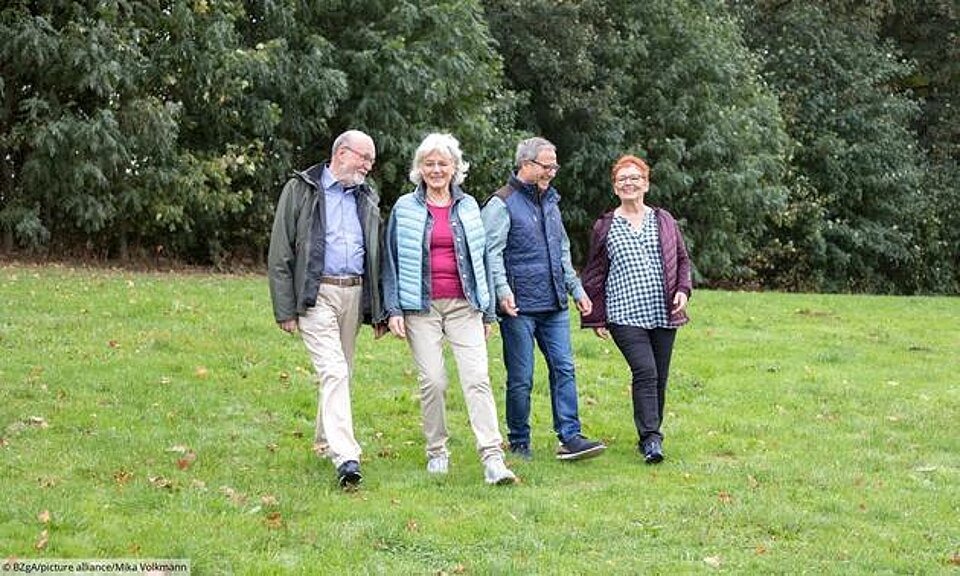 Gruppe älterer Menschen bei Bewegungsübungen im Freien